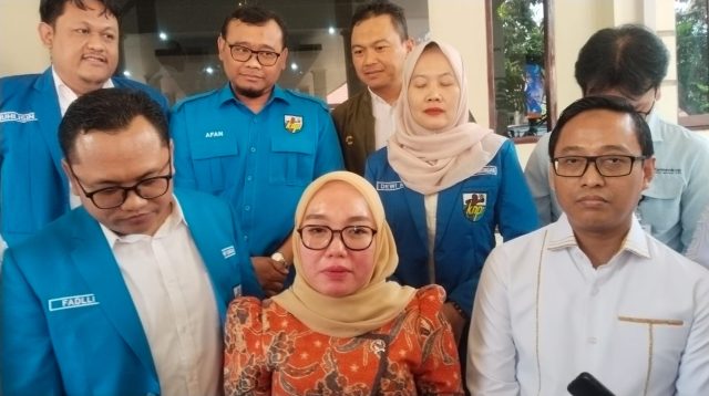 Wamenkop RI Farida Farichah, M.Si. (tengah) saat dimintai keterangan oleh awak media terkait polemik penempatan Manajer KDKMP.
