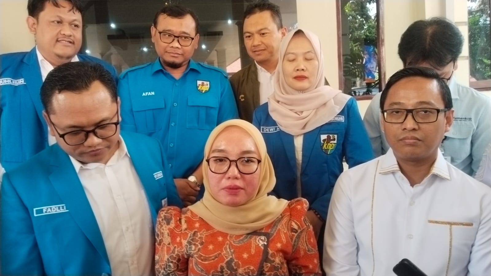 Wamenkop RI Farida Farichah, M.Si. (tengah) saat dimintai keterangan oleh awak media terkait polemik penempatan Manajer KDKMP.