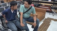 f-pukul linggis Terduga pelaku pemukulan dengan menggunakan linggis saat diamankan di Polres Lamongan dan korban saat menjalani perawatan di rumah sakit.(foto: istimewa)