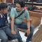 Terduga pelaku pemukulan dengan menggunakan linggis saat diamankan di Polres Lamongan dan korban saat menjalani perawatan di rumah sakit.(foto: istimewa)