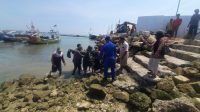 f-nelayan lamongan tenggelam Petugas Satpolairud Polres Lamongan bersama Nelayan melakukan evakuasi korban di bawa ke rumah sakit di Paciran.