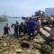 Petugas Satpolairud Polres Lamongan bersama Nelayan  melakukan evakuasi korban di bawa ke rumah sakit di Paciran.