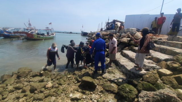 Petugas Satpolairud Polres Lamongan bersama Nelayan  melakukan evakuasi korban di bawa ke rumah sakit di Paciran.