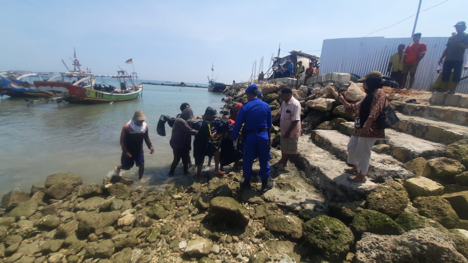 Petugas Satpolairud Polres Lamongan bersama Nelayan  melakukan evakuasi korban di bawa ke rumah sakit di Paciran.