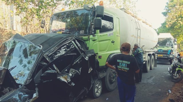 Petugas Polsek Ngimbang di lokasi kejadian dan mengevakuasi kendaran yang terlibat kecelakaan.
