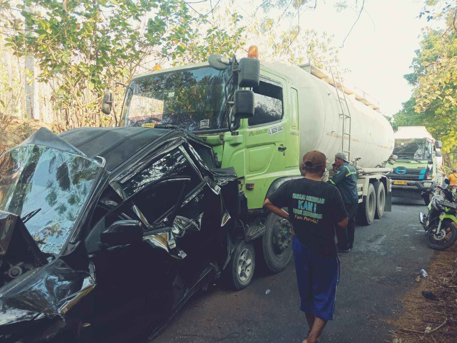 Petugas Polsek Ngimbang di lokasi kejadian dan mengevakuasi kendaran yang terlibat kecelakaan.