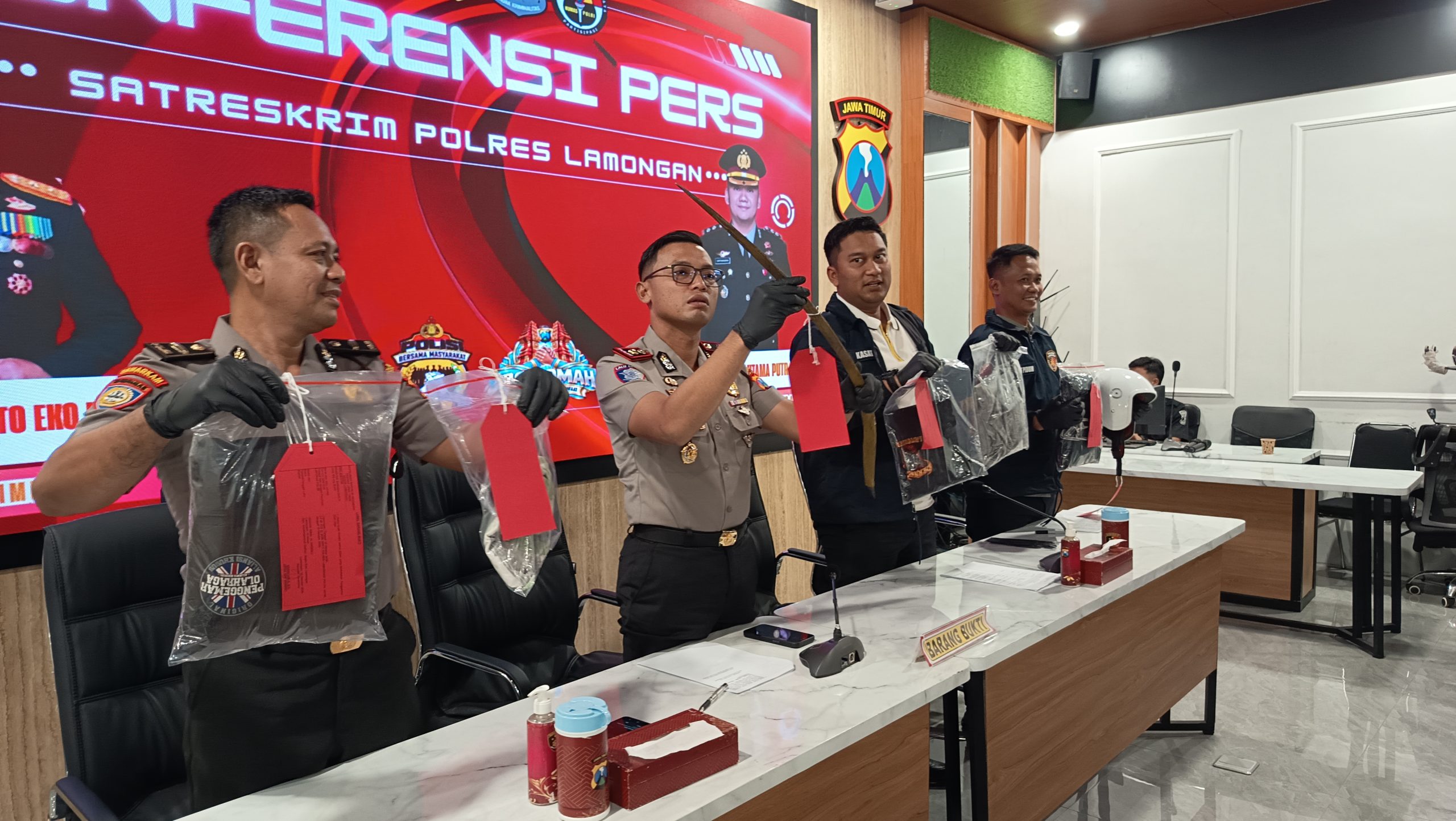 Polres Lamongan gelar konferensi pers hasil ungkap pengeroyokan di Pucuk Lamongan.
