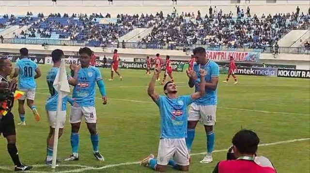 Pemain Persela Juninho Cabral saat merayakan golnya pada menit 12 ke Gawang De Red FC.