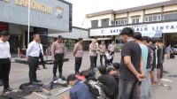1000451648 Puluhan pemuda saat diamankan di Polres Lamongan.