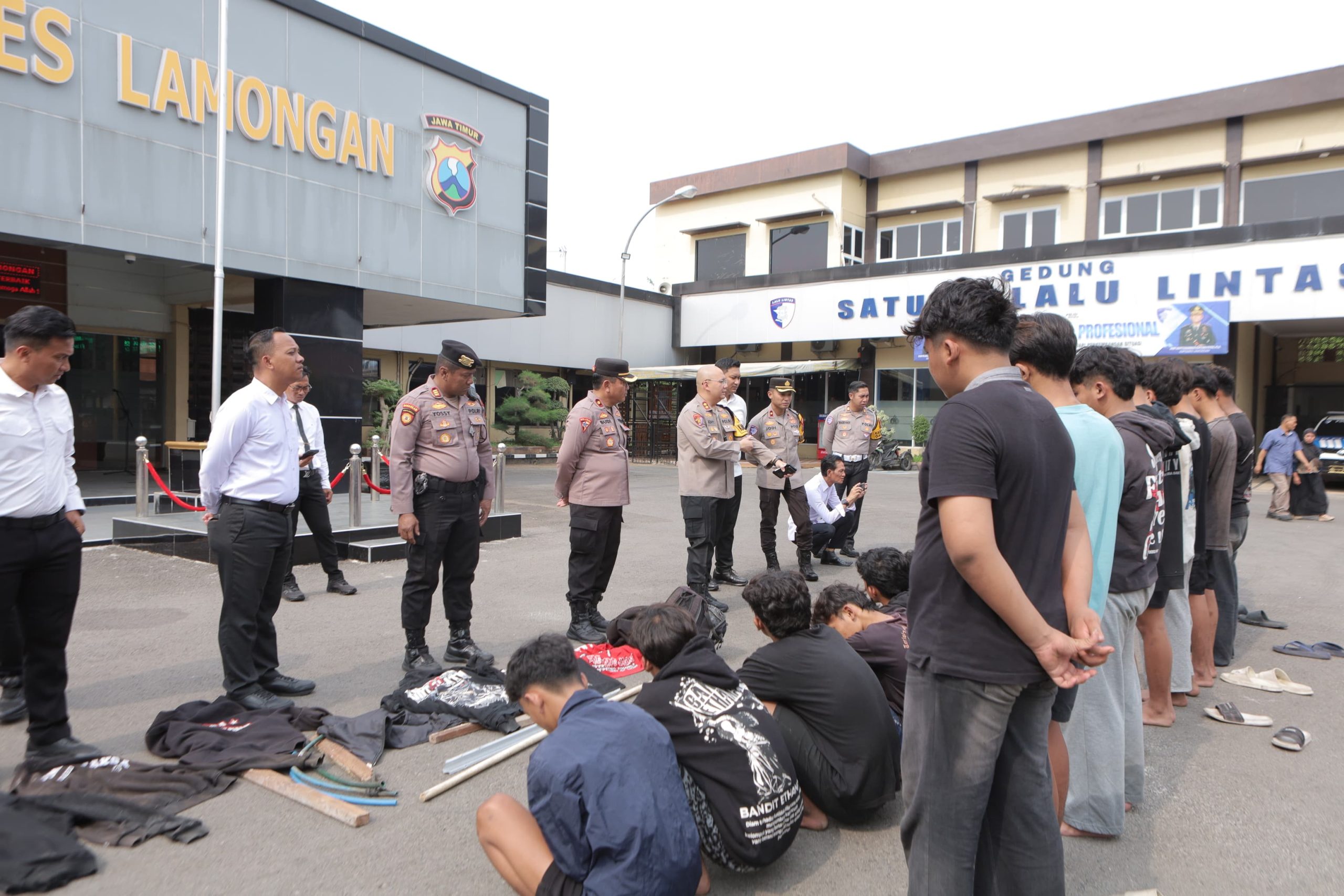 Puluhan pemuda saat diamankan di Polres Lamongan.