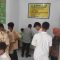 Tampak para siswa sedang dilakukan pemeriksaan oleh tim medis dari Dinkes dan Puskesmas Pulo Lor.
