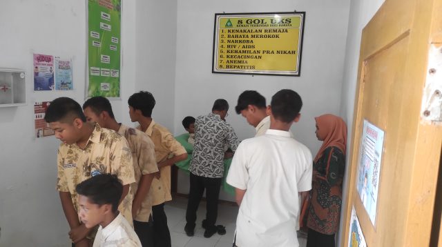 Tampak para siswa sedang dilakukan pemeriksaan oleh tim medis dari Dinkes dan Puskesmas Pulo Lor.