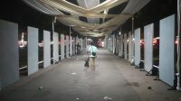Para seniman tergabung di Komunitas Pelukis (KOPI) Jombang undur diri terlebih dahulu dengan membongkar lukisannya karena para PKL membelakangi papan pameran di Jombang Fest 2026, Selasa (20/10/2026) malam.