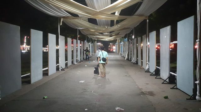 Para seniman tergabung di Komunitas Pelukis (KOPI) Jombang undur diri terlebih dahulu dengan membongkar lukisannya karena para PKL membelakangi papan pameran di Jombang Fest 2026, Selasa (20/10/2026) malam.