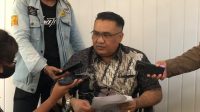 1003066409 Sahrial Saragih selaku Kuasa Hukum Tergugat III dari Kantor Hukum Firma Sahud & Associate bersama tim saat konferensi pers di PN Jombang, Rabu (21/10/2026).