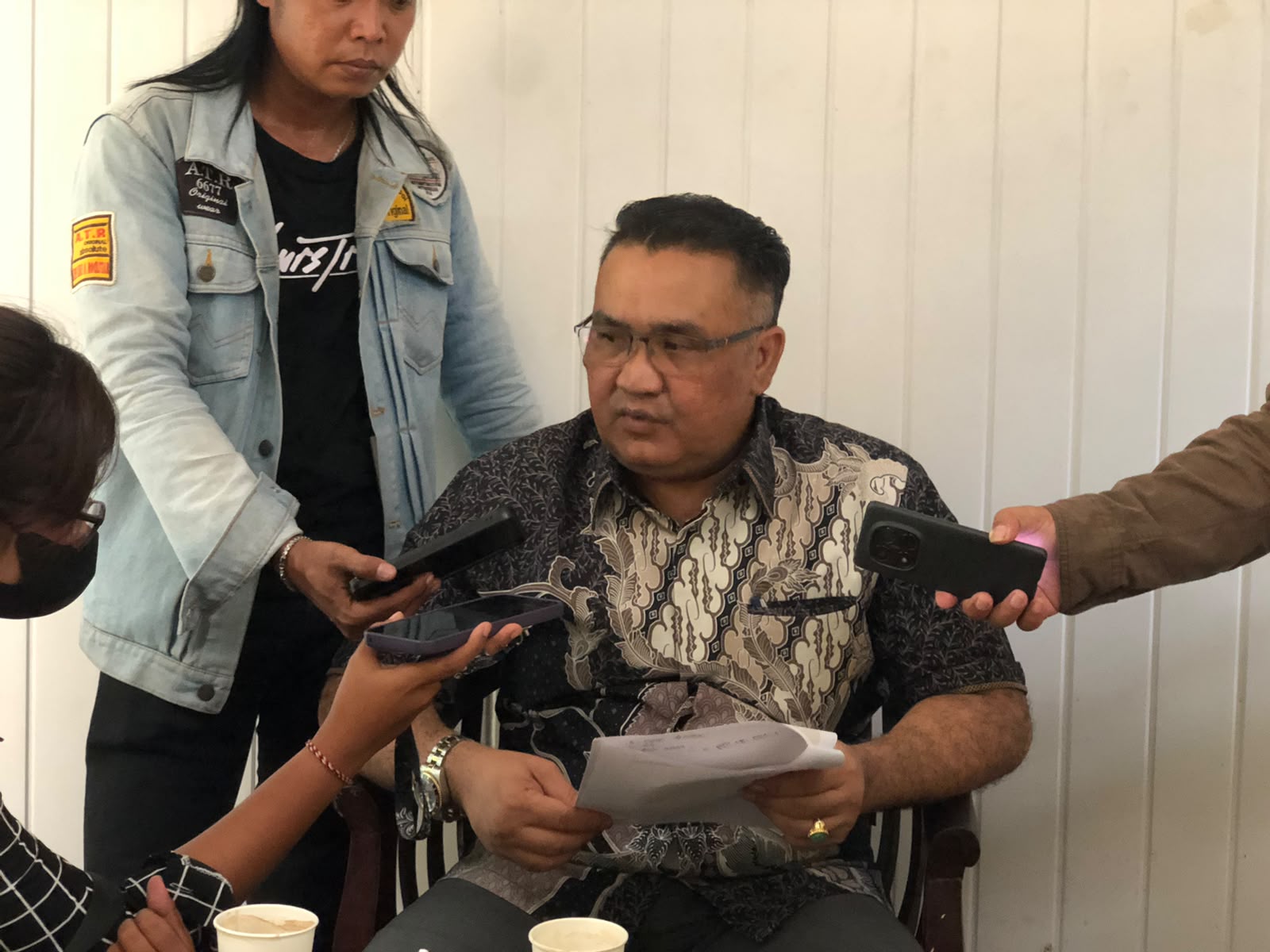 Sahrial Saragih selaku Kuasa Hukum Tergugat III dari Kantor Hukum Firma Sahud & Associate bersama tim saat konferensi pers di PN Jombang, Rabu (21/10/2026).