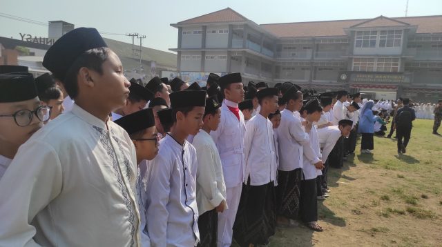 Santri Ponpes Tebuireng ketika menampilkan teaterikal Resolusi Jihad di Apel Peringatan Hari Santri Nasional (HSN) di Lapangan kampus Unhasy Tebuireng, Kamis (22/10/2026) pagi.