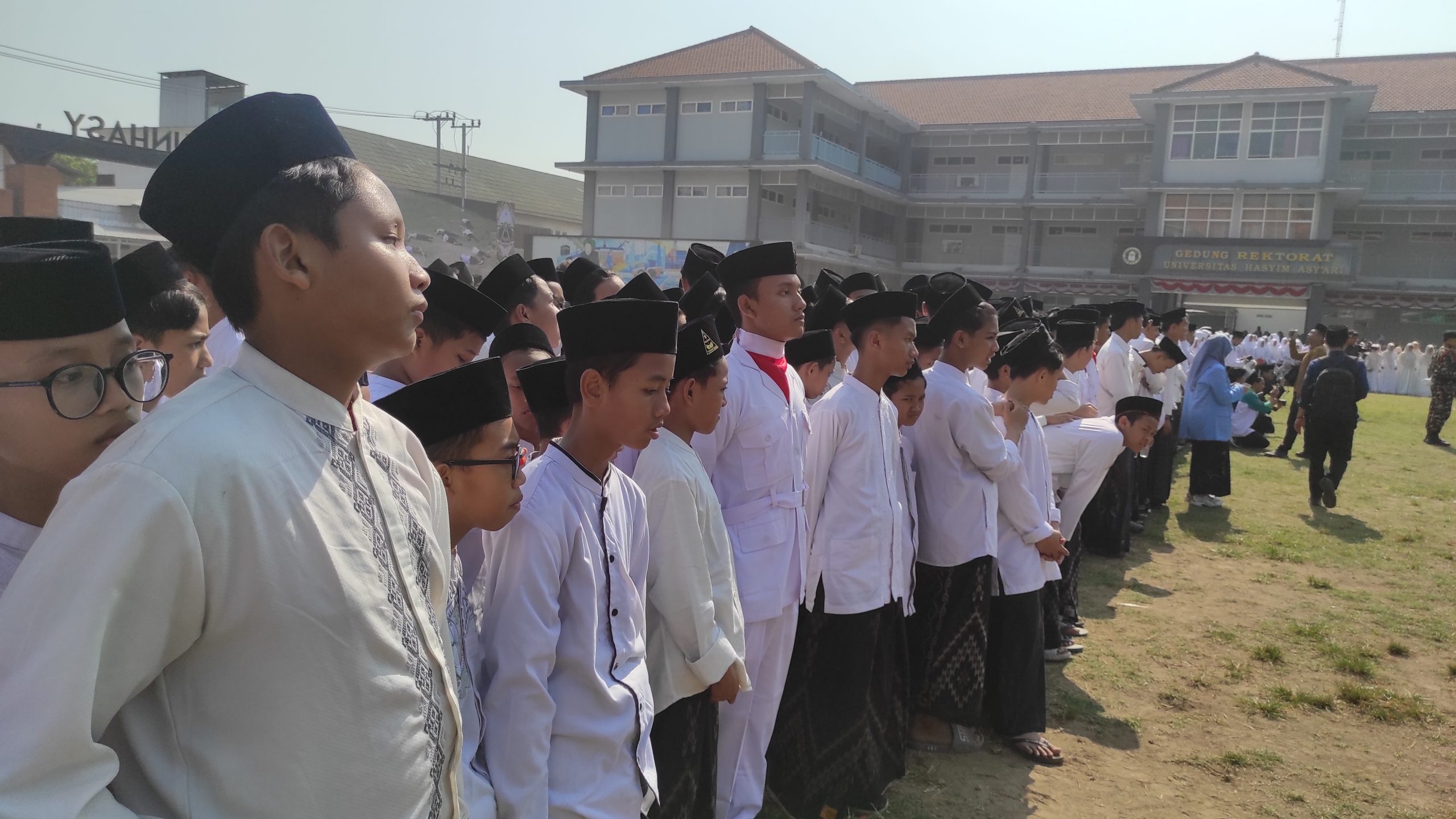 Santri Ponpes Tebuireng ketika menampilkan teaterikal Resolusi Jihad di Apel Peringatan Hari Santri Nasional (HSN) di Lapangan kampus Unhasy Tebuireng, Kamis (22/10/2026) pagi.