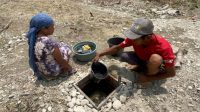 1003078414 Sejumlah warga terpaksa menggali lubang di dasar sungai untuk mendapatkan air bersih akibat kemarau panjang sumur mengering di Dusun Brangkal, Desa Jipurapah, Kecamatan Plandaan, Kabupaten Jombang, Sabtu (24/10/2026) siang.