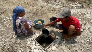 Sejumlah warga terpaksa menggali lubang di dasar sungai untuk mendapatkan air bersih akibat kemarau panjang sumur mengering di Dusun Brangkal, Desa Jipurapah, Kecamatan Plandaan, Kabupaten Jombang, Sabtu (24/10/2026) siang.