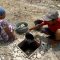 Sejumlah warga terpaksa menggali lubang di dasar sungai untuk mendapatkan air bersih akibat kemarau panjang sumur mengering di Dusun Brangkal, Desa Jipurapah, Kecamatan Plandaan, Kabupaten Jombang, Sabtu (24/10/2026) siang.