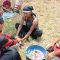 Prosesi memandikan kucing belang telon menggunakan air dawet dan air kembang di tengah sawah Dusun Banjarsari, Desa/Kecamatan Bareng, Kabupaten Jombang, Minggu (25/10/2026).
