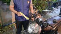 Polisi mengamankan motor yang digunakan untuk melancarkan pencurian laptop.