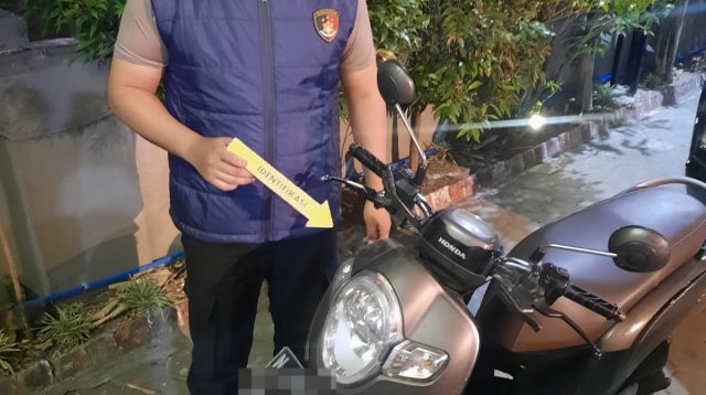Polisi mengamankan motor yang digunakan untuk melancarkan pencurian laptop.