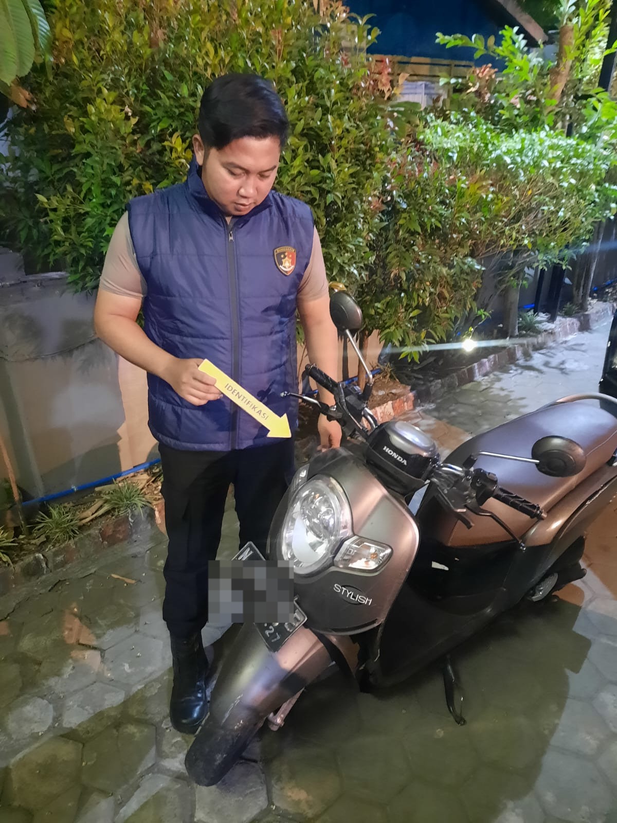 Polisi mengamankan motor yang digunakan untuk melancarkan pencurian laptop.