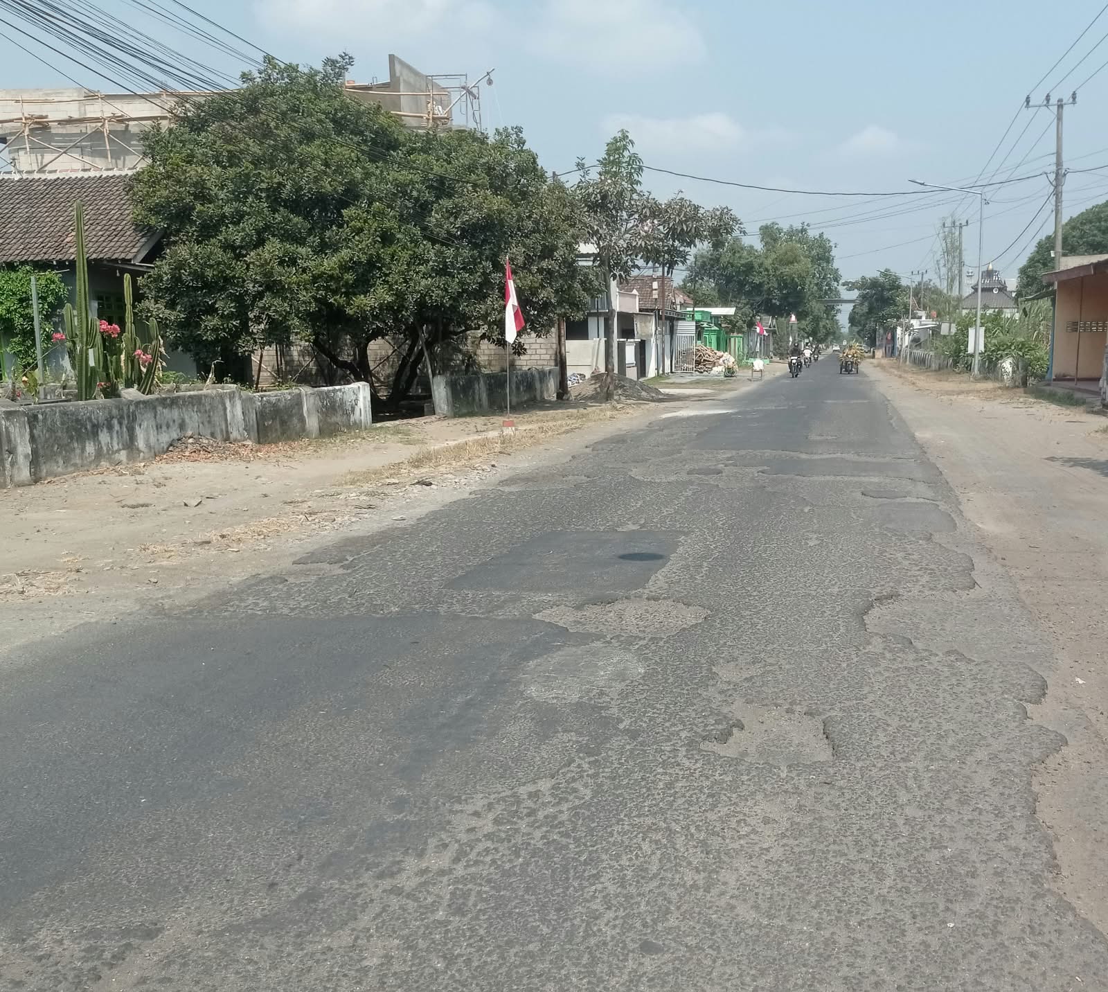 Kondisi Jalan Raya Desa Sambi dan Desa Srikaton Ringinrejo yang rusak dan belum ada perbaikan.