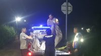 Petugas Polsek Kras evakuasi jasad korban tabrak kereta di Desa Purwodadi Kras Selasa dini hari.