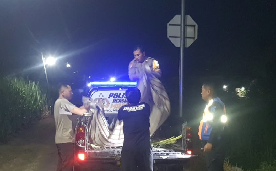 Petugas Polsek Kras evakuasi jasad korban tabrak kereta di Desa Purwodadi Kras Selasa dini hari.