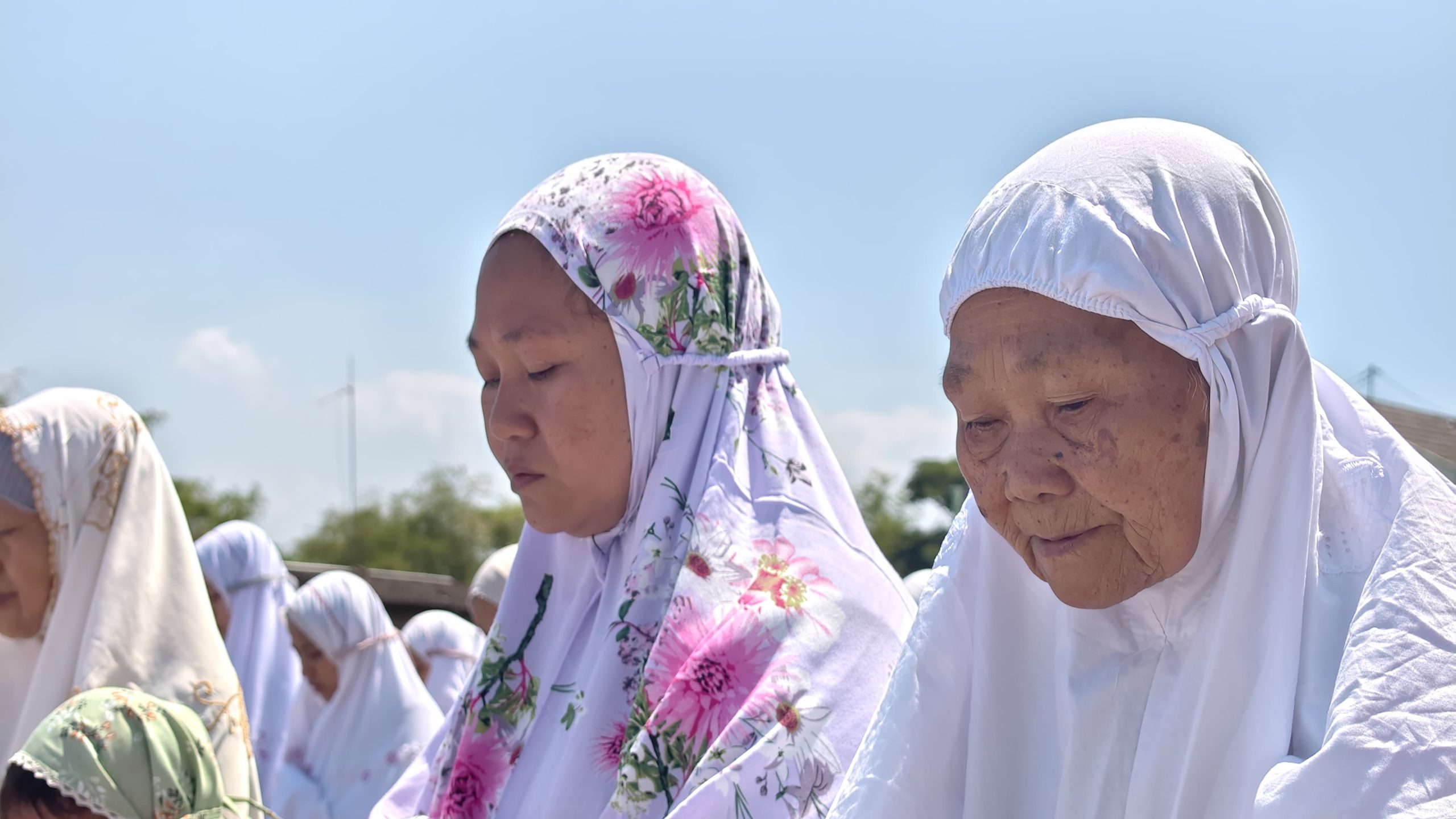 Ribuan jamaah saat menggelar sholat istisqa meminta hujan.
