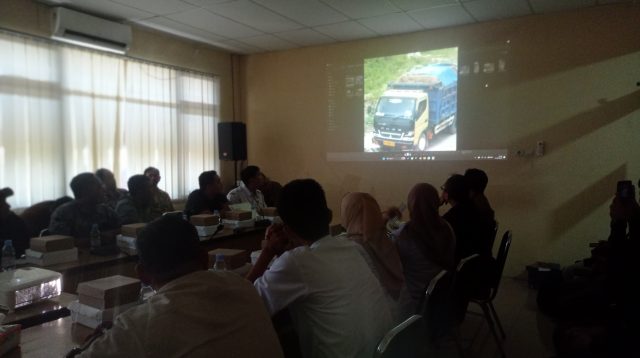 Totok Minto Laksono Ketua Komisi III DPRD Kabupaten Kediri terima aduan warga Desa Puncu dan Desa Satak di DPRD Kabupaten Kediri Rabu siang.