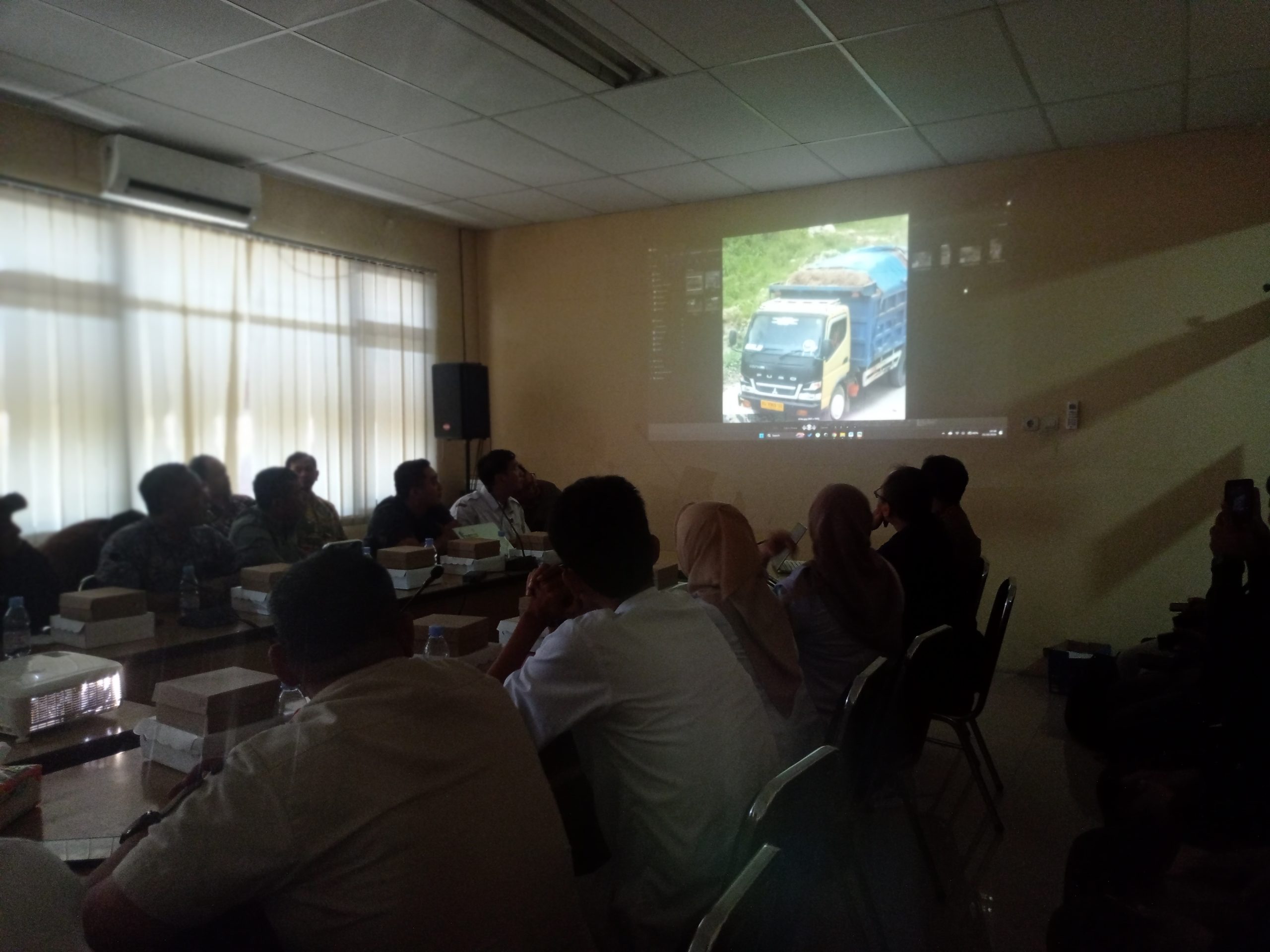 Totok Minto Laksono Ketua Komisi III DPRD Kabupaten Kediri terima aduan warga Desa Puncu dan Desa Satak di DPRD Kabupaten Kediri Rabu siang.