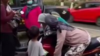 Korban saat ditemukan dipinggir jalan.