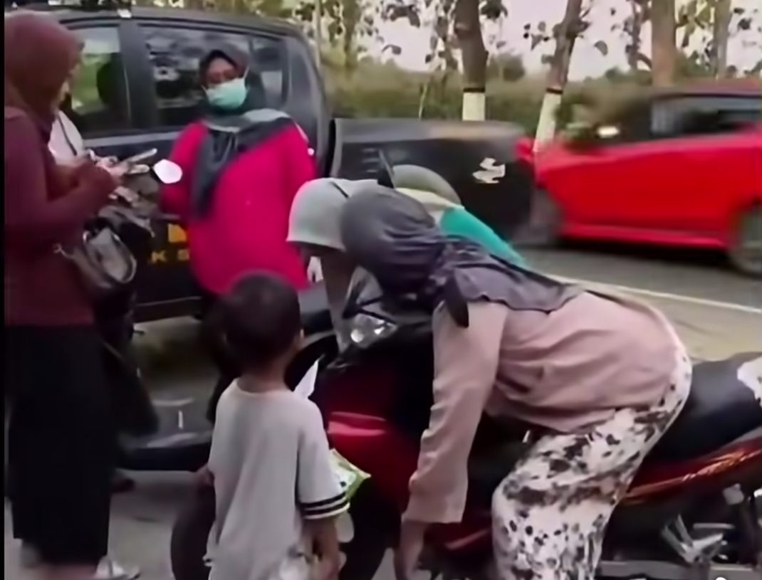 Korban saat ditemukan dipinggir jalan.